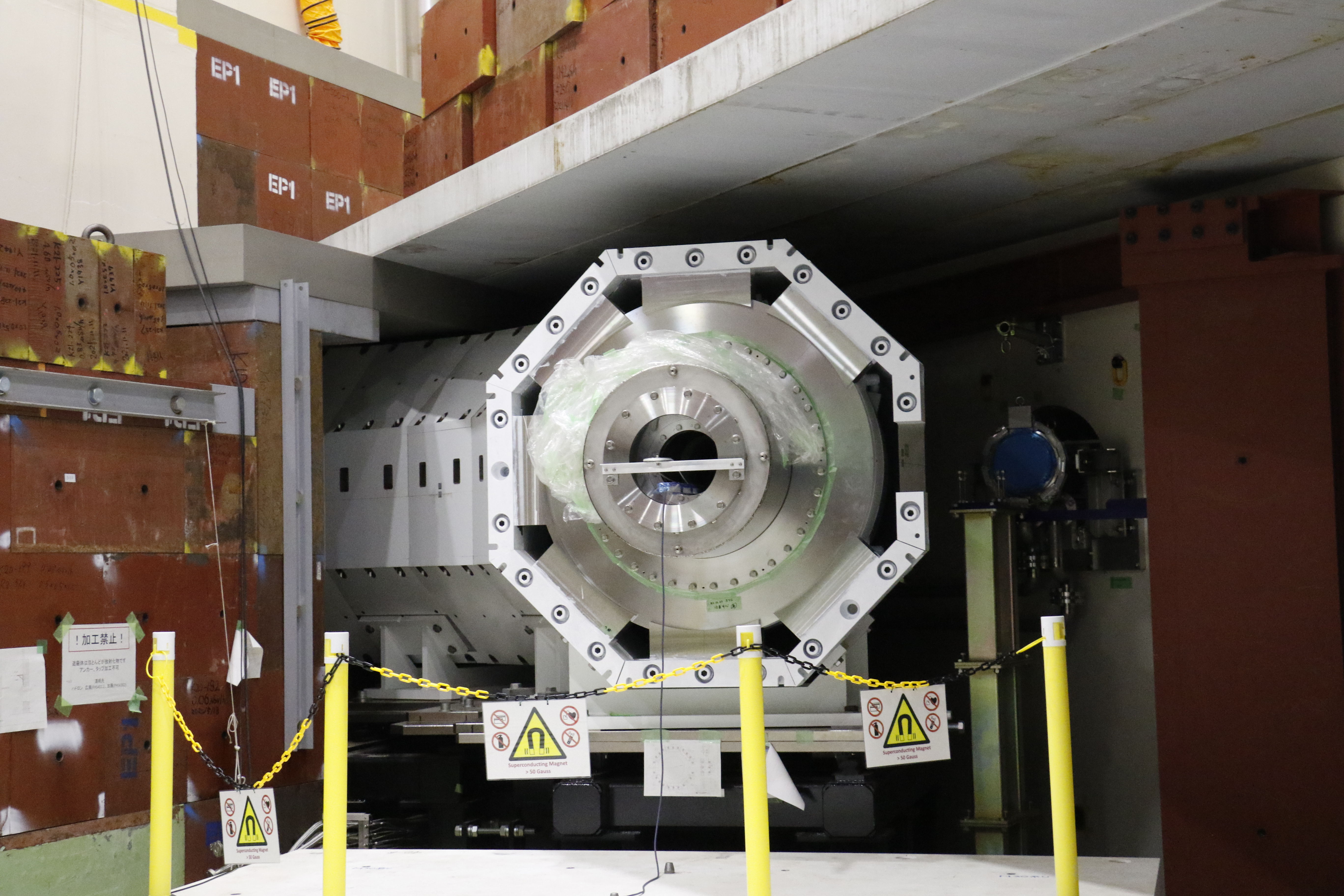 Superconducting transpot solenoid magnet
(Left) and proton beam line(Right)
for the COMET experiment【2-013】