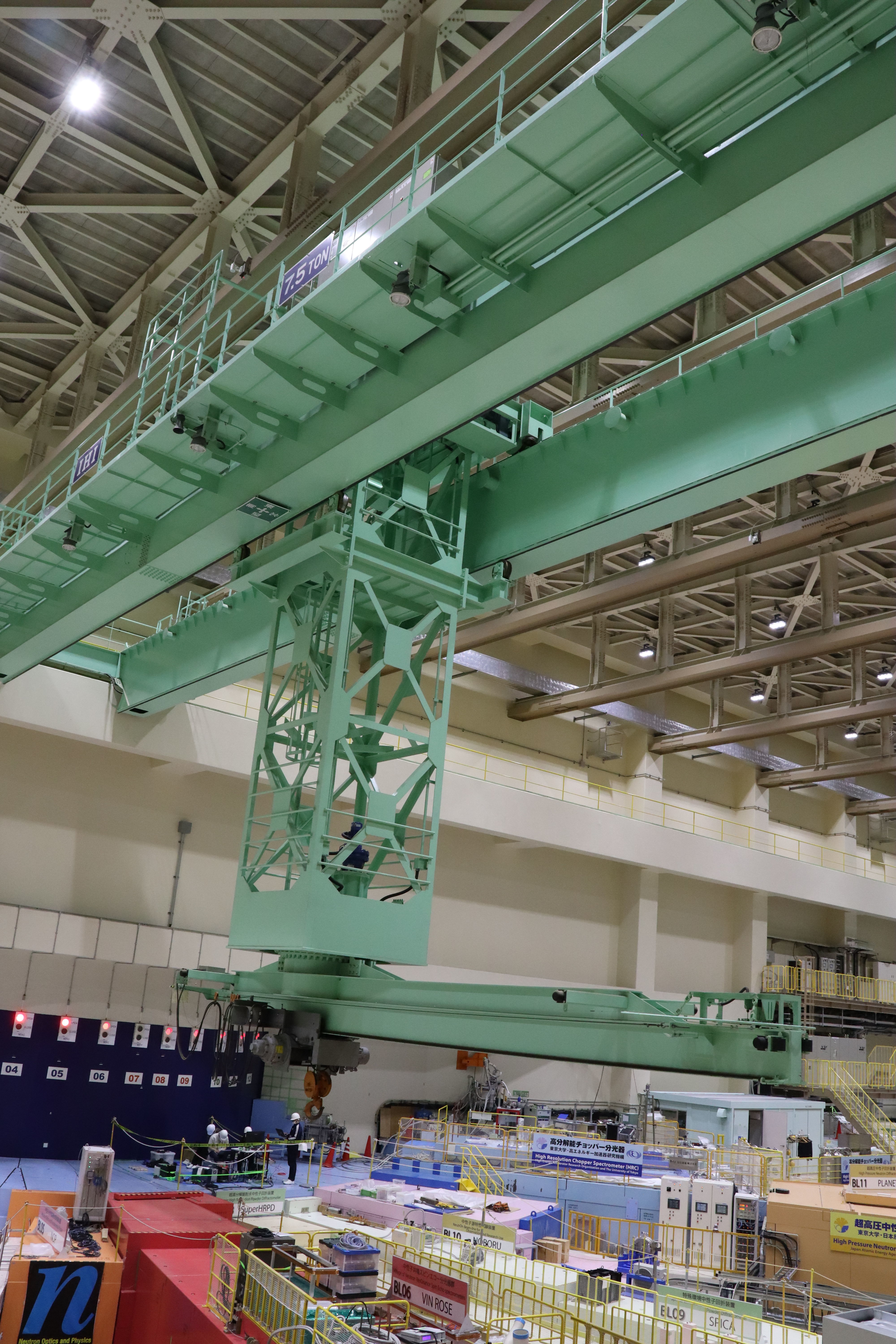 Overhead crane at Experimental Hall-1【3-019】